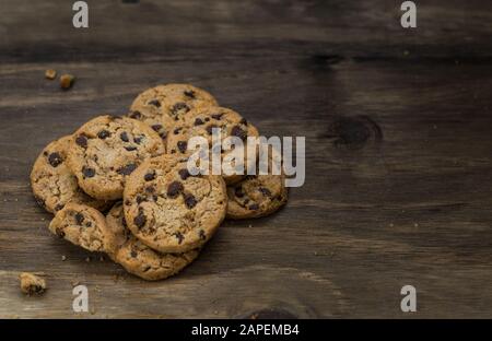 Biscotti classici con scaglie di cioccolato su sfondo di legno. Foto Stock