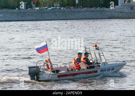 Mosca, RUSSIA-09 MAGGIO 2015: Due dipendenti del Ministero delle situazioni di emergenza della Russia pattugliano il fiume su un motoscafo, durante la celebrazione o Foto Stock