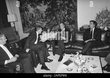 Visita il Vice Presidente George Bush degli Stati Uniti; Vice Presidente Bush (r) in conversazione con il primo Ministro Lubbers The Catshuis Data: 26 giugno 1985 Parole Chiave: CONTIONS, Vice Presidenti, visite Nome personale: Bush George, Lubbers, Ruud Foto Stock