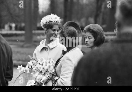 Visita gli ospiti reali Keukenhof (Fabiola e Boudewijn Data: 2 maggio 1962 Parole Chiave: Ospiti, visite Nome personale: Boudewijn, Fabiola, Regina del Belgio Foto Stock