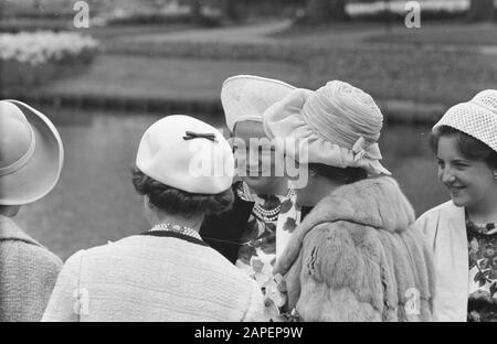 Visita gli ospiti reali Keukenhof (Fabiola e Boudewijn Data: 2 maggio 1962 Parole Chiave: Ospiti, visite Nome personale: Boudewijn, Fabiola, Regina del Belgio Foto Stock