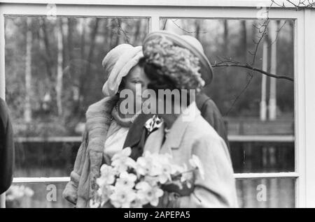 Visita gli ospiti reali Keukenhof (Fabiola e Boudewijn Data: 2 maggio 1962 Parole Chiave: Ospiti, visite Nome personale: Boudewijn, Fabiola, Regina del Belgio Foto Stock