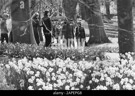 Pasqua stampa al Keukenhof Descrizione: I visitatori godono la bellezza dei fiori fuori Data: 11 aprile 1977 Località: Lisse, Olanda del Sud Parole Chiave: Parchi a tema, floricoltura, turismo Nome dell'istituzione: Keukenhof Foto Stock