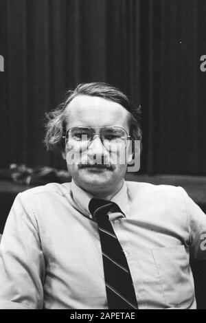 Membri della riunione consiglio DI VPRO a Krasnapolsky Amsterdam, Michel Jager (kop) Data: 16 maggio 1981 luogo: Amsterdam, Noord-Holland Parole Chiave: Meetings Nome dell'istituto: VPro Foto Stock