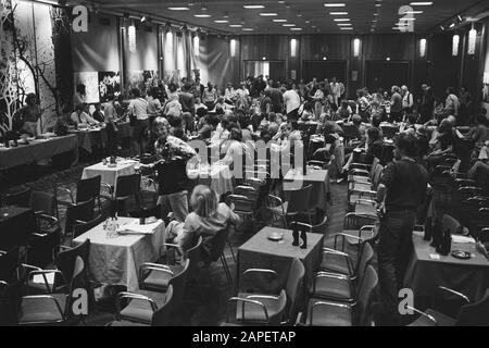 Membri della riunione consiglio DI VPRO a Krasnapolsky Amsterdam, panoramica del Consiglio dei membri Data: 16 maggio 1981 luogo: Amsterdam, Noord-Holland Parole Chiave: Riunioni Nome dell'istituzione: VPro Foto Stock