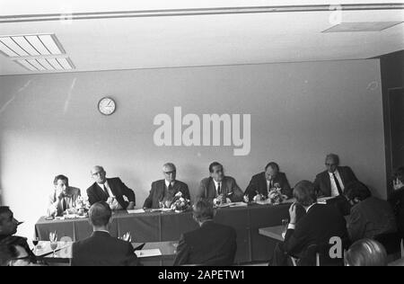 Riunione dei NOS con la stampa a Hilversum terzo da destra Schuttenhelm Data: 4 giugno 1969 luogo: Hilversum Parole Chiave: Meetings Nome dell'istituzione: NOS Foto Stock
