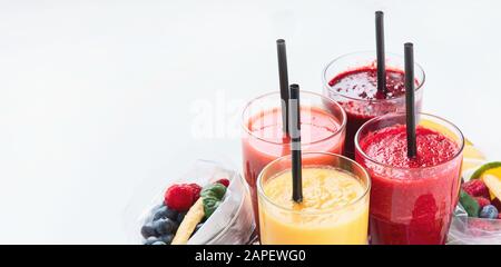 Frullati di frutta fresca e verdura Htalthy con ingredienti assortiti serviti in confezioni. Immagine con spazio di copia Foto Stock