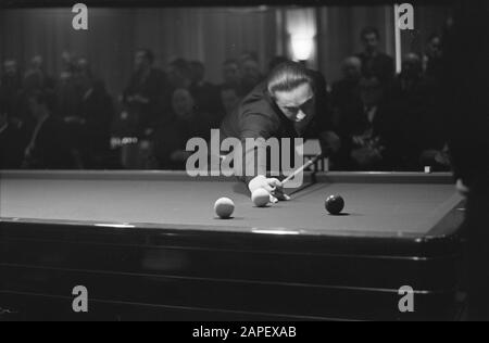 Biliardo al Campionato europeo Aker Kader 71/2 nel Marinekantine a Den Helder. André Burgener (sui) Data: 27 febbraio 1963 Località: Den Helder Parole Chiave: BILJARTEN, CHAMPONIES Foto Stock