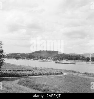 Navigazione sul Reno, reportage sulla vita e sul lavoro a bordo di una nave del Reno Descrizione: Navi interne sul Reno Data: 1 aprile 1955 Ubicazione: Germania, Germania occidentale Parole Chiave: Vie navigabili interne, paesaggi, fiumi Foto Stock