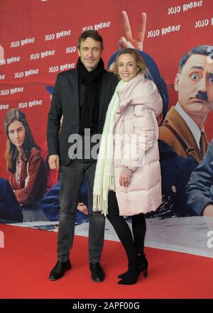 Guido Broseit und Julika Wagner bei der Premiere des Kinofilms Jo Jo Jo Rabbit im Kino Internatiomal a Berlino am 22.01.2020 Foto Stock