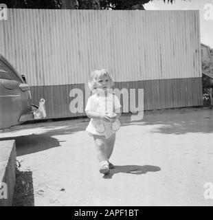 Viaggi in Suriname e Antille Olandesi Descrizione: Bambino biondo in Suriname Data: 1947 luogo: Suriname Parole Chiave: Bambini Foto Stock