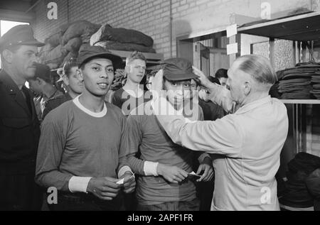 Blue Diamonds in servizio al voliere Data: 4 aprile 1962 Parole Chiave: Iscrizione, militare Nome istituzione: Blue Diamonds Foto Stock