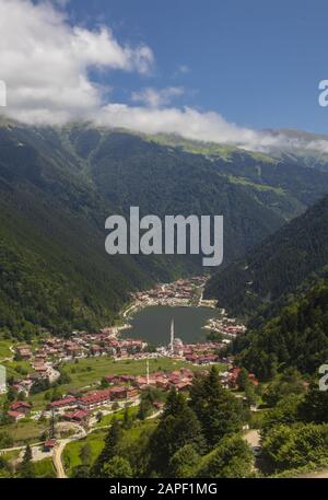 Uzungol, che significa 'lungo lago' è il lago più bello della Turchia, situato nella provincia di Trabzon. Uzungöl - Turchia Foto Stock