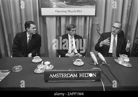 Bobby Fischer (al centro) all'Hilton Hotel di Amsterdam per discussioni con il presidente della FIDE Max Euwe (a destra) sui due campi del campionato del mondo con Boris Spassky. Left Ed Edmonson (Director Of American Chess Federation) Data: 31 Gennaio 1972 Luogo: Amsterdam, Noord-Holland Parole Chiave: Chess, Sports Person Nome: Edmondo Ed, Euwe Max, Fischer Bobby, Hilton Foto Stock