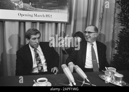 Bobby Fischer all'Hilton Hotel di Amsterdam per discussioni con il presidente della FIDE Max Euwe (a destra) sui due campi del campionato del mondo con Boris Spassky Data: 31 gennaio 1972 posizione: Amsterdam, Noord-Holland Parole Chiave: Scacchi, nome Della Persona sportiva: Euwe Max, Fischer Bobby, Hilton Foto Stock