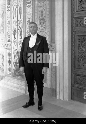 Roma: Visita alla Città del Vaticano Descrizione: Bode del Papa in uniforme quotidiana Data: Dicembre 1937 Località: Italia, Roma, Città del Vaticano Parole Chiave: Porte, interni, murales, uniformi Nome istituzione: Vaticano Foto Stock