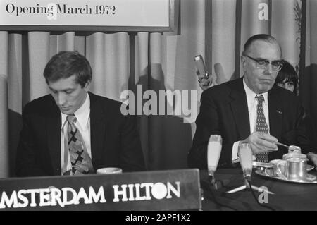 Bobby Fischer all'Hilton Hotel di Amsterdam per discussioni con il presidente della FIDE Max Euwe (a destra) sui due campi del campionato del mondo con Boris Spassky Data: 31 gennaio 1972 posizione: Amsterdam, Noord-Holland Parole Chiave: Scacchi, nome Della Persona sportiva: Euwe Max, Fischer Bobby, Hilton Foto Stock