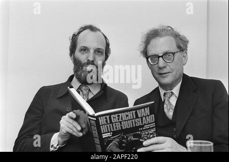 Libro Il Volto di Hitler Germania presentato ad Amsterdam; v.l.n.r. V. Grunfeld (autore) e Prof. Trevor Roper con il libro/Data: 7 marzo 1975 Località: Amsterdam, Noord-Holland Parole Chiave: Autori, libri Nome personale: F. V. Grunfeld Foto Stock