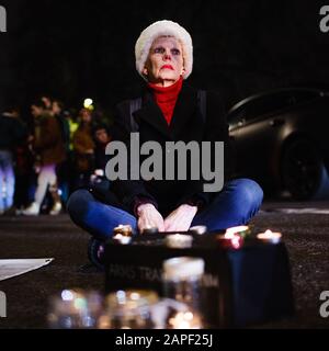 Una donna siede oltre le candele e una beffa mock per i bambini dello Yemen come attivisti commerciali anti-armi dimostrano al di fuori della cena annuale di cravatta nera del Aerospace, Defense and Security Group al Grosvenor House Hotel on Park Lane di Londra.The ADS Group, un'organizzazione commerciale senza scopo di lucro con sede a Londra, Rappresenta e sostiene più di 1.000 aziende britanniche impegnate nei settori aerospaziale, della difesa, della sicurezza e dello spazio. La protesta è stata convocata dai gruppi di pressione Campaign Against Arms Trade (CAAT) e Stop The Arms Fair, citando in particolare le vendite di armi prodotte nel Regno Unito e amm Foto Stock