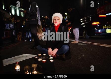 Una donna siede oltre le candele e una beffa mock per i bambini dello Yemen come attivisti commerciali anti-armi dimostrano al di fuori della cena annuale di cravatta nera del Aerospace, Defense and Security Group al Grosvenor House Hotel on Park Lane di Londra.The ADS Group, un'organizzazione commerciale senza scopo di lucro con sede a Londra, Rappresenta e sostiene più di 1.000 aziende britanniche impegnate nei settori aerospaziale, della difesa, della sicurezza e dello spazio. La protesta è stata convocata dai gruppi di pressione Campaign Against Arms Trade (CAAT) e Stop The Arms Fair, citando in particolare le vendite di armi prodotte nel Regno Unito e amm Foto Stock