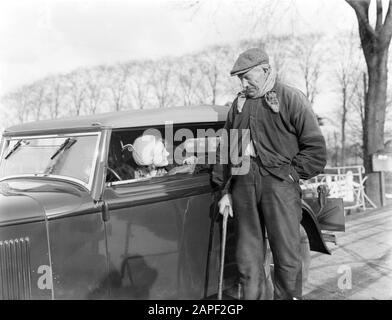 Reportage Adler Descrizione: Agricoltore G. Gebuys ad un Adler sulla strada del villaggio a Bovenkerk. Dietro la ruota modello Eva Waldschmidt Data: 1933 Località: Bovenkerk Parole Chiave: Automobili, agricoltori, modelli fotografici, ritratti Nome personale: Gebuys, G., Waldschmidt, Eva Foto Stock