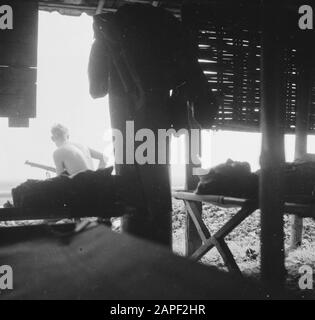 Outpost Soji; estrazione di sale a Grissee Descrizione: Boender (omg. Tjermee). Tra Soetji e Tjermee, a un chilometro e mezzo dall'area repubblicana, si trova l'avamposto olandese Boender. Un edificio di tubi d'acqua, situato su una collina, è progettato come punto di osservazione. Data: 27 Ottobre 1947 Luogo: Indonesia, Indie Orientali Olandesi Foto Stock