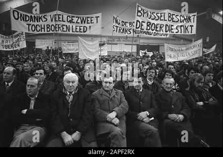 Gli agricoltori dimostrano a Brabanthallen a Den Bosch contro le proposte della CEE di aumentare i prezzi agricoli del 2,4% Foto Stock