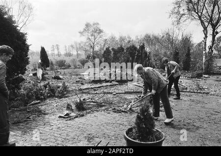 Due combattenti schiantati F-16 dell'Aeronautica militare olandese vicino Hoogeveen Descrizione: Farmers busy cleaning up the yard Data: 27 aprile 1983 luogo: Drenthe, Hoogeveen Parole Chiave: Farmers, fighter Planes , Aircraft Incidents Foto Stock