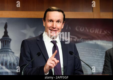 Il senatore americano Chris Murphy (D-CT) parla ad una conferenza stampa sull'impeachment con i senatori democratici a Washington. Foto Stock