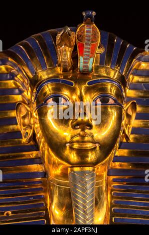 Replica della maschera funeraria di Tutankhamun trovata in Egitto Foto Stock