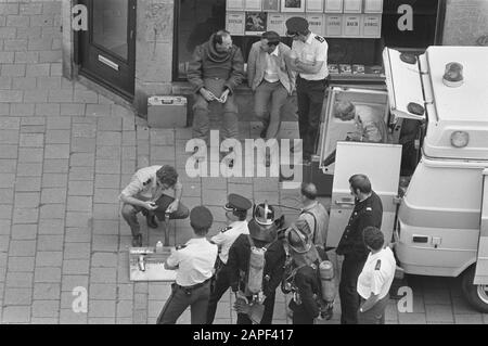 Bombardamento a Radiopiraat Unico ad Amsterdam; polizia vigili del fuoco e membri esplosievenoprd., qualcuno fa una sostanza Trotyl Data: 17 agosto 1984 luogo: Amsterdam, Noord-Holland Parole Chiave: Fuoco, POLIZIA, relazioni bomba Foto Stock