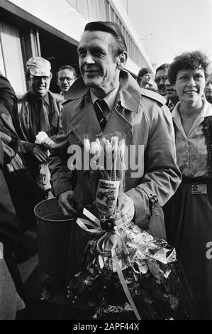 Nazionale olandese a Schiphol, ritorno dalla GDR Descrizione: Coach Zwartkruis is received with flowers Data: 22 novembre 1979 posizione: Schiphol Parole Chiave: Arrivo e partenza, fiori, sport, allenatori, calcio Nome personale: Zwartkruis, Jan Foto Stock