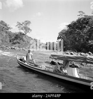 Antille Olandesi e Suriname al momento della visita reale della Regina Juliana e del Principe Bernhard nel 1955 Descrizione: Barca sul fiume Suriname vicino a Brokopondo. A bordo di Jo de Greve (a sinistra), moglie di I.R.J. de Greve, ex direttore del Suriname Bauxite Maatschappij e Hildegard del poll Data: 1 ottobre 1955 Ubicazione: Brokopondo, Suriname Parole Chiave: Popolazioni indigene, paesaggi, navi Nome personale: Greve, Jo de, poll-Eschen, Hildegard van de Foto Stock