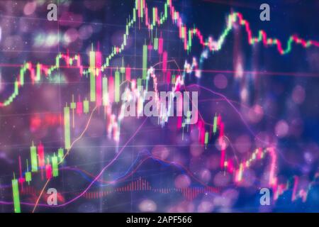 I dati su un monitor che compresi di analisi di mercato. I grafici a barre, gli schemi, i dati finanziari. Forex grafico. Foto Stock
