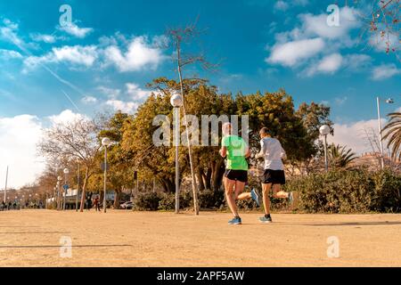 Barcellona, Spian - 13 gen, 2020 Due uomini che corrono sulla spiaggia. Stile di vita sano Foto Stock