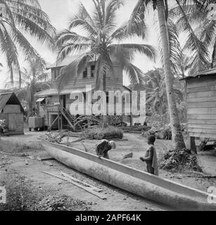 Viaggio in Suriname e Antille Olandesi Descrizione: Boslandcreool building a korjaal in Langetabbetje in Suriname Data: 1947 Località: Langatabbetje, Marowijne, Suriname Parole Chiave: Sandcreolen Foresta, navi, abitazioni Foto Stock