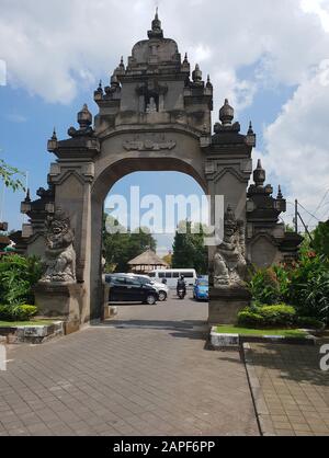 Ingresso alla via del Tempio pura Taman Ayun, Mengwi, Bali, Indonesia Foto Stock