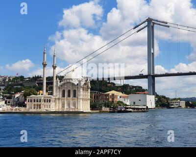 Vista sulla Moschea di Ortaköy e sul ponte sul Bosforo dalla barca sul fiume, Istanbul, Turchia Foto Stock