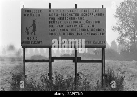 Muro di costruzione intorno alla centrale nucleare di Kalkar; nr. 33 tabellone di protesta Data: 1 settembre 1977 luogo: Kalkar Parole Chiave: Centrali nucleari Foto Stock