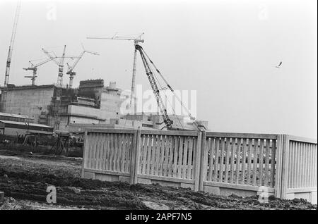 Muro di costruzione intorno alla centrale nucleare di Kalkar Data: 1 settembre 1977 Parole Chiave: Centrali nucleari Nome personale: Kalkar Foto Stock