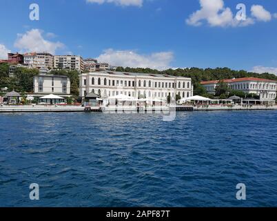 Vista del Fours Seasons Hotel dal battello fluviale, Istanbul, Turchia Foto Stock