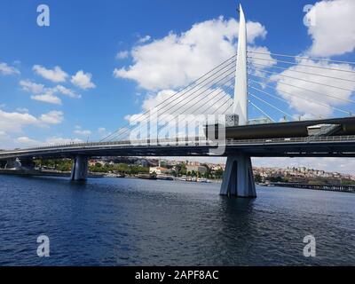 Vista di un ponte sullo stretto del Bosforo dal battello fluviale, Istanbul, Turchia Foto Stock