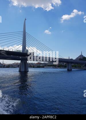 Vista di un ponte sullo stretto del Bosforo dal battello fluviale, Istanbul, Turchia Foto Stock