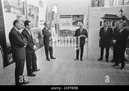 Mostra sull'architettura rumena aperta dall'ambasciatore dr. George Elian all'Accademia di architettura al Waterlooplein Descrizione: Architettura, architettura, mostre, architettura, Elian, George Data: 13 Giugno 1967 Località: Amsterdam, Noord-Holland Parole Chiave: Architettura, architettura, architettura, architettura, mostre Nome personale: Elian, George Foto Stock