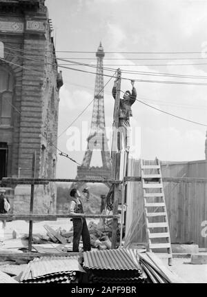 Reportage Parigi Descrizione: Lavori di costruzione; in background la Torre Eiffel Data: 1937 posizione: Francia, Parigi Parole Chiave: Attività di costruzione Foto Stock