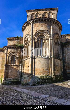 Abside della chiesa romanica collegiata e chiostro di Santa Juliana in Santillana del Mar storico città situata in Cantabria regione della Spagna Foto Stock