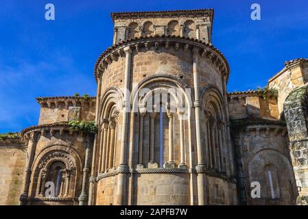 Abside della chiesa romanica collegiata e chiostro di Santa Juliana in Santillana del Mar storico città situata in Cantabria regione della Spagna Foto Stock