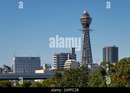 Osaka, GIAPPONE - 16 OTTOBRE 2019: Torre di Tsutenkaku (Torre Che Raggiunge il Cielo) - il punto di riferimento del quartiere di Shinsekai, conosciuto anche come Torre Eiffel di Osak Foto Stock