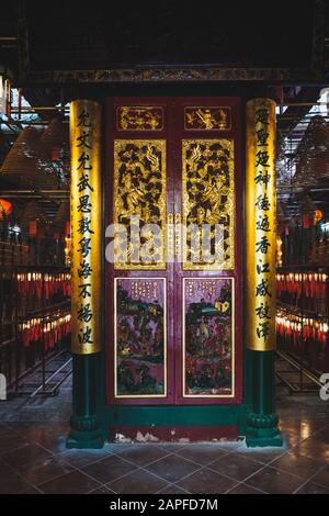 Hong Kong, Cina - Novembre 2019: All'interno del vecchio tempio cinese (Tempio di Man Mo) a Hong Kong Foto Stock