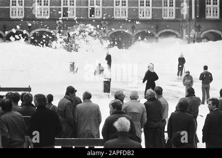 Vigili del fuoco Amsterdam hanno a l'Aia coperto il Binnenhof con uno spesso strato di schiuma in protesta contro il 3,5 Descrizione: Vigili del fuoco spray la strada schiuma Data: 15 novembre 1983 posizione: Binnenhof, l'Aia, Zuid- Olanda Parole Chiave: Azioni, funzionari, vigili del fuoco, politica salariale e dei prezzi, pubblico Foto Stock